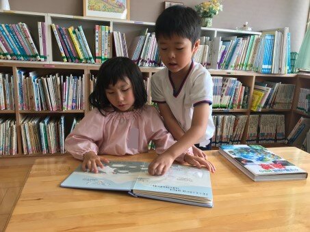 図書室　ひろと、みさと.jpg