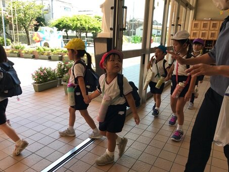 バスのお帰り　手をつないぐ.jpg