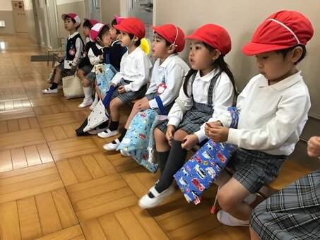 お店やさんごっこ すみれ廊下.jpg