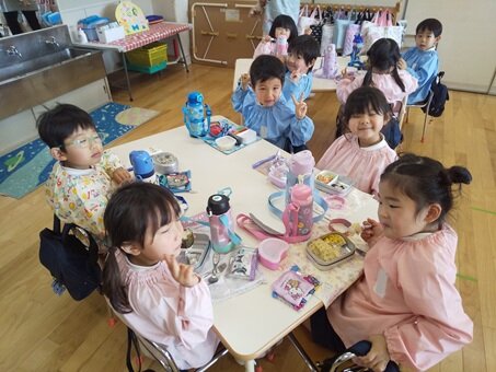 すみれ２組お弁当食べているところ
