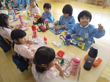 ゆり１組お弁当食べているところ