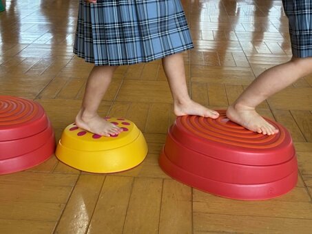 ホールで裸足で遊ぶすみれ組3.jpg