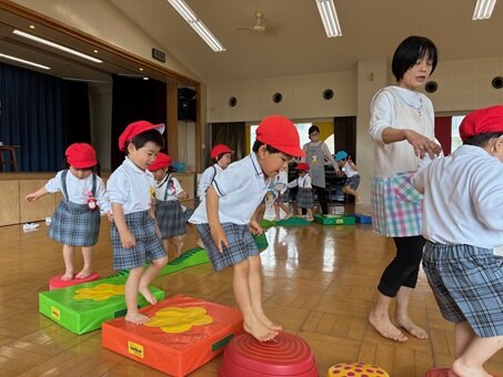 ホールで裸足で遊ぶすみれ組2.jpg