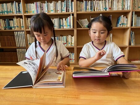 図書室 あかりりりか.jpg