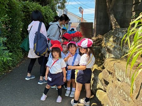 すみれ園外保育 バス待ち.jpg