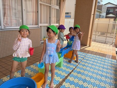 20250806水遊びばら女の子.jpg